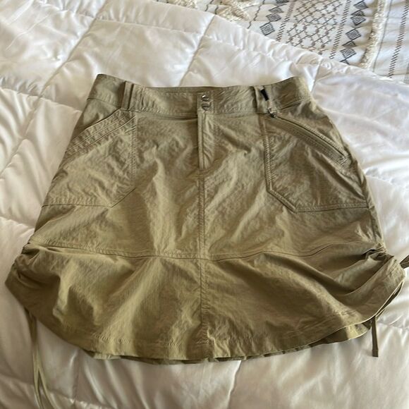 Koppen sport skirt. So cute with drawstring sides and lots of pockets. - Picture 1 of 6